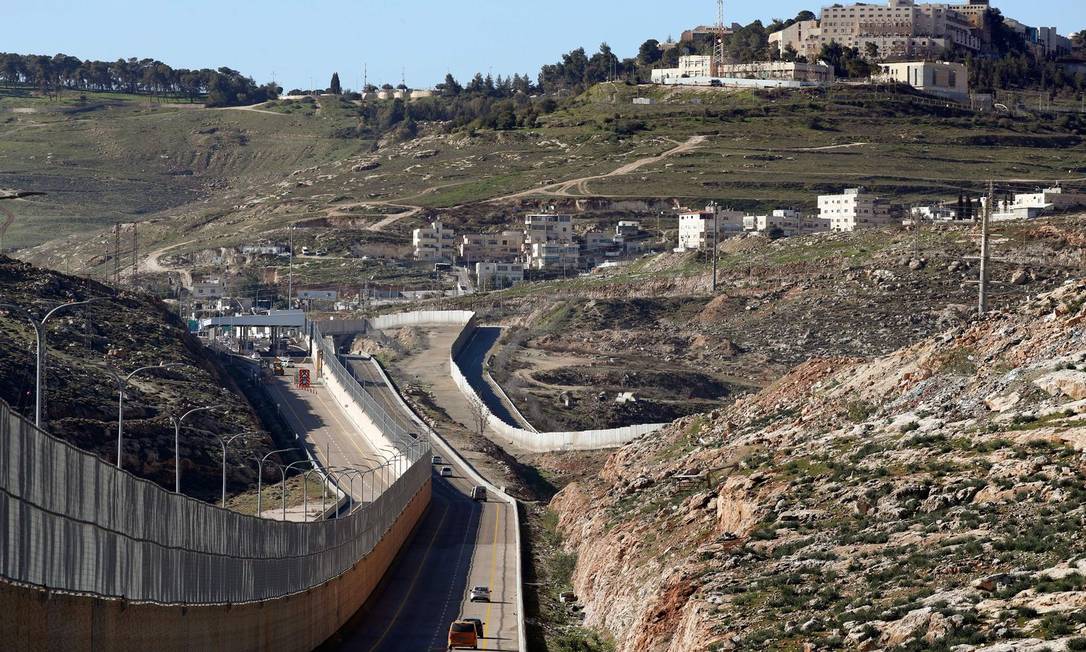 Estrada segregada e separada por um muro, em Jerusalém Foto: THOMAS COEX / AFP

