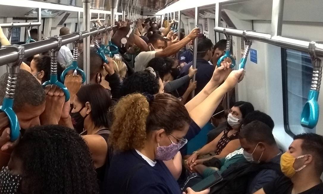 Vagão lotado da Linha 2 do Metrô, em meio a pandemia da Covid-19, em 09 de setembro Foto: Fabiano Rocha / Agência O Globo