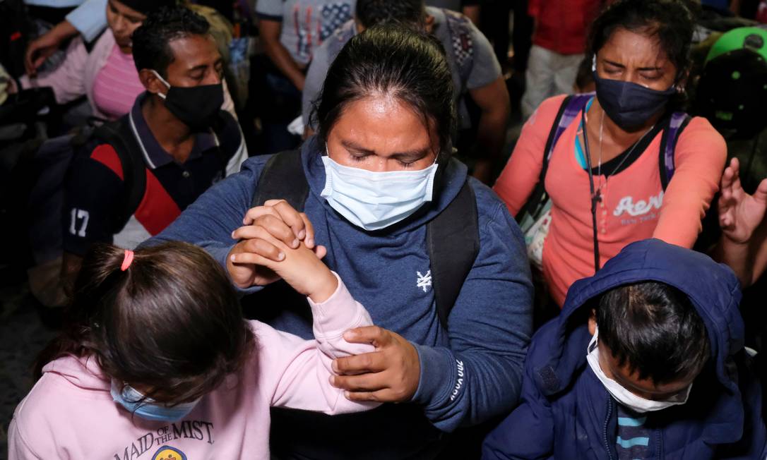 Mulheres hondurenhas oram antes de partir para os Estados Unidos em uma nova caravana de migrantes em San Pedro Sula, Honduras Foto: Jose Cabezas / REUTERS