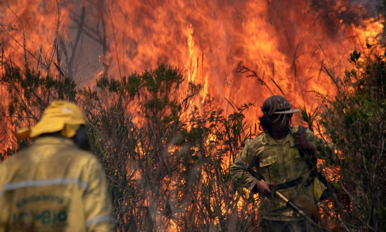 Outubro - Integrantes do Corpo de Bombeiros do Instituto Chico Mendes de Conservação da Biodiversidade (ICMbio) combatem incêndio na região da Chapada Diamantina, entre as cidades de Andaraí e Mucugê, no estado da Bahiia Foto: MATEUS MORBECK / AFP - 07/10/2020