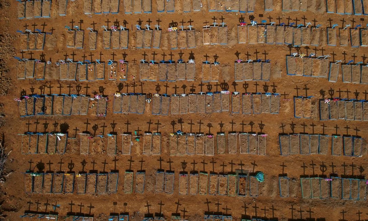 Junho - Imagem aérea do cemitério do Parque Tarumã mostra a dimensãod o impacto da pandemia do coronavírus em Manaus, Amazonas Foto: BRUNO KELLY / REUTERS - 15/06/2020