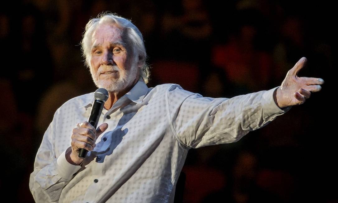 Aos 81 anos, o cantor americano Kenny Rogers faleceu de causas naturais em 20 de março Foto: SUZANNE CORDEIRO / AFP