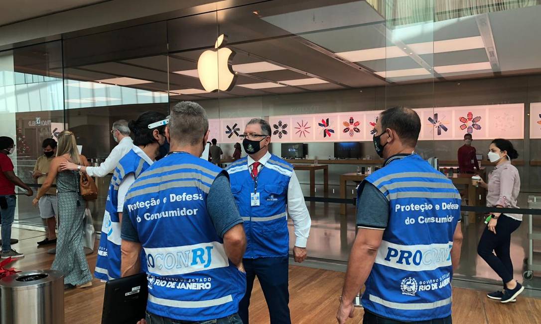 Equipe do Procon-RJ notificou a Apple nesta sexta-feira: inquérito investiga venda de celular sem carregador Foto: Divulgação