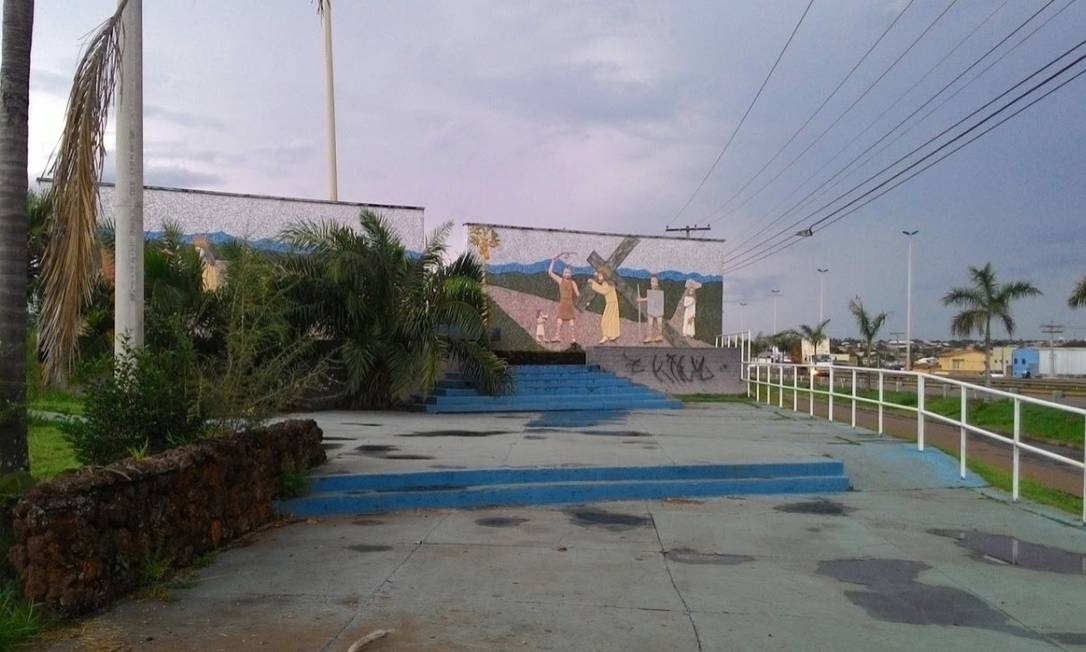 Painel da Via Sacra na Rodovia dos Romeiros em frente a entrada do condom�nio Foto: Reprodu��o