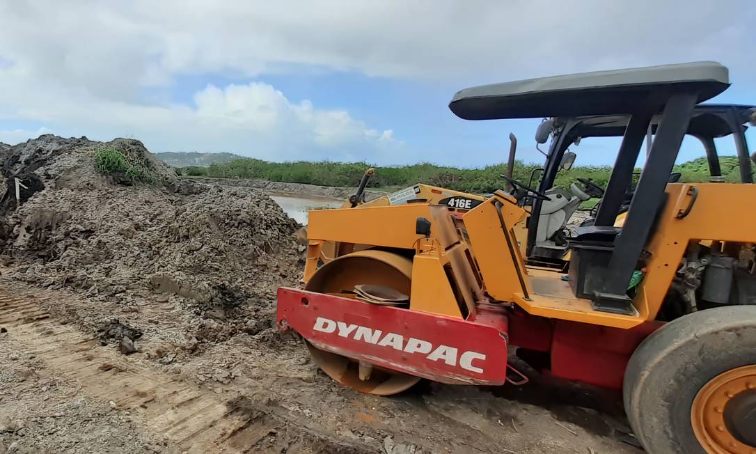 Máquina no canteiro de obras do Parque Orla de Piratininga, em Niterói: comissão identificou soterramento de vegetação em várzea de inundação utilizada para ninho de fauna Foto: Divulgação / Cosan
