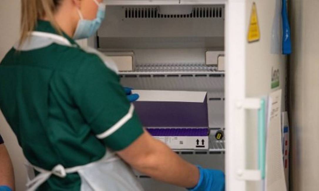 Funcionária confere frascos da vacina Pfizer/BioNTech armazenados em freezer de hospital em Coventry, no Reino Unido Foto: Reuters