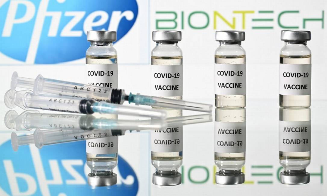 Vacina desenvolvida por uma parceria entre a Pfizer a BioNTech teve uso emergencialaprovado nos EUA Foto: JUSTIN TALLIS / AFP