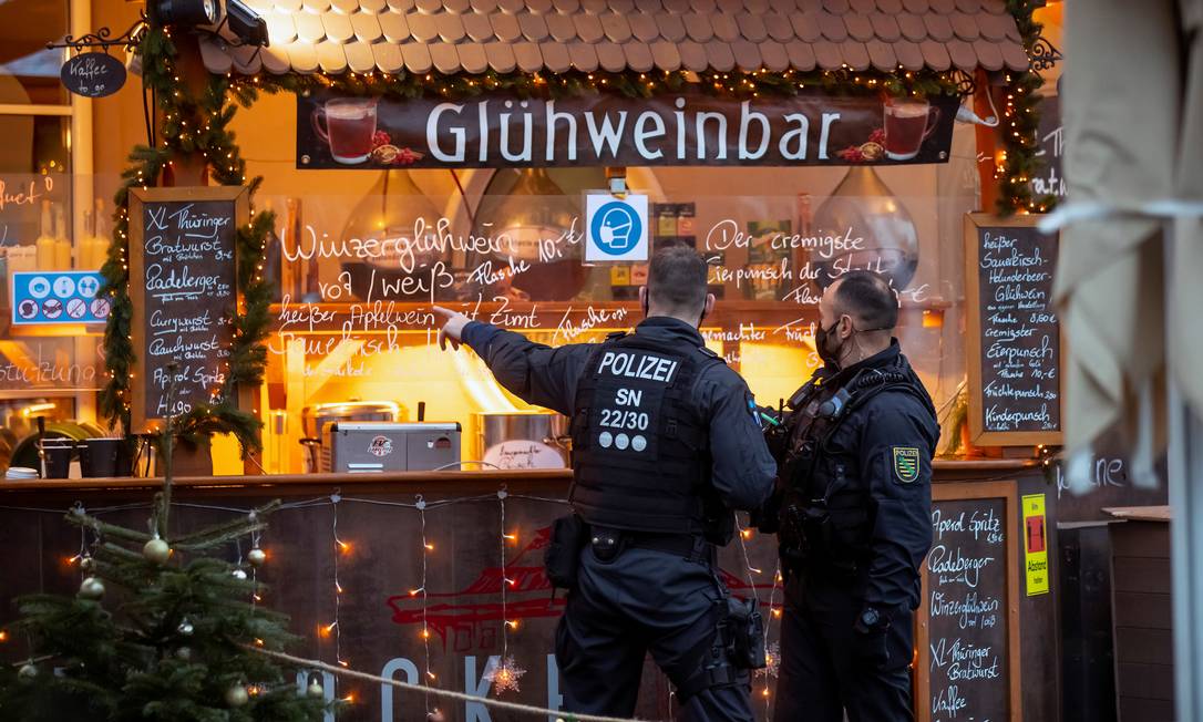 Polícia fiscaliza se bares estão fechados durante o lockdown em Dresden, na Alemanha. Foto: HANNIBAL HANSCHKE / REUTERS