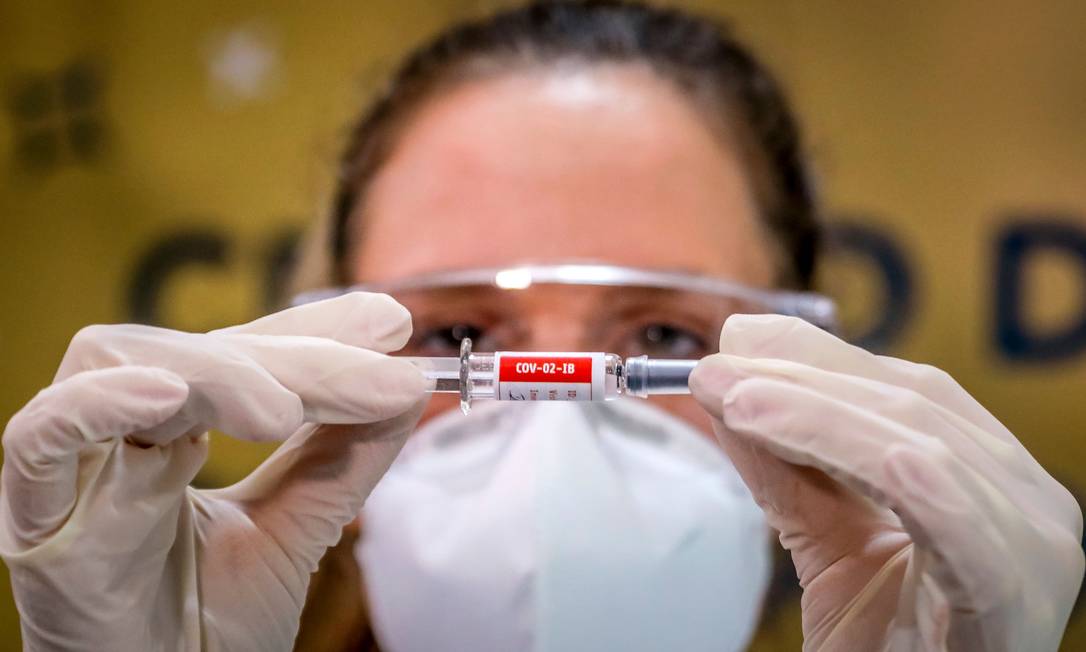 Enfermeira em Porto Alegre segura vacina da Sinovac Foto: SILVIO AVILA/AFP / AFP