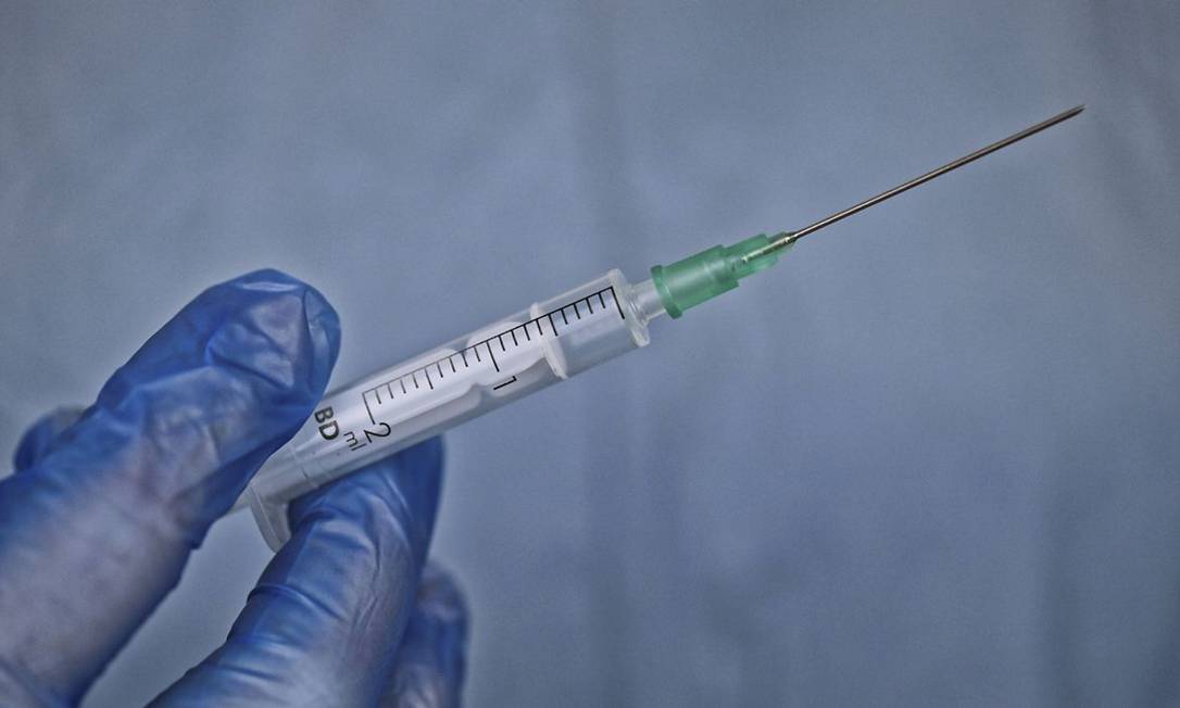 Aquisição de seringas e agulhas é um dos desafios para vacinação no Brasil Foto: Reuters/Michael Weber / Agência O Globo