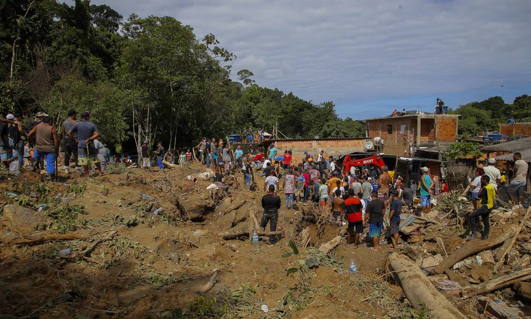 Em março, deslizamento de encosta deixou mortos e desaparecidos no Morro da Barreira do João Guarda, no Guarujá Foto: Edilson Dantas / Agência O Globo
