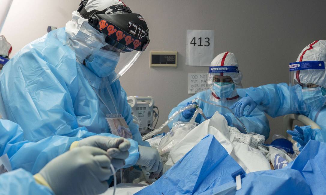 Médicos entubam paciente com Covid-19 em hospital em Houston, no Texas Foto: Go Nakamura / AFP