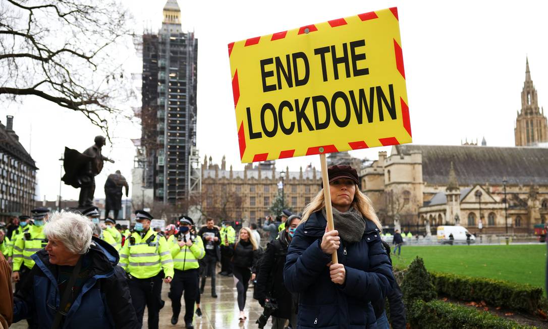 Pessoas participam de protesto contra as medidas de restrição em frente ao Parlamento britânico em Londres Foto: HENRY NICHOLLS / REUTERS/14-12-2020