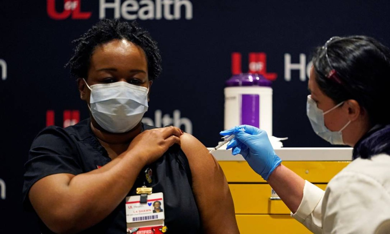 LaShawn Scott, enfermeira do Hospital da Universidade de Louisville, é inoculada com a vacina da Pfizer/BioNTech contra a Covid-19 no Hospital da Universidade de Louisville, Kentucky, EUA Foto: BRYAN WOOLSTON / REUTERS