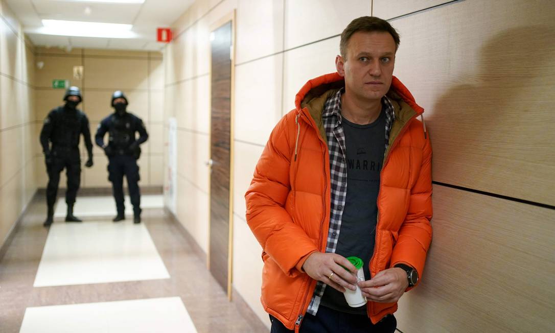 Alexei Navalny no corredor de um centro comercial que abriga o escritório de sua Fundação Anticorrupção (FBK), em Moscou Foto: DIMITAR DILKOFF / AFP/26-12-2019