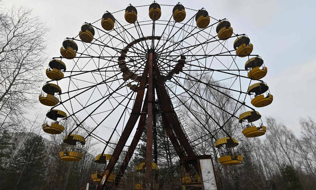 A roda-gigante do parque de diversões abandonado de Pripyat, a cidade vizinha à usina nuclear de Chernobyl, que precisou ser evacuada após o acidente de 1986 Foto: GENYA SAVILOV / AFP