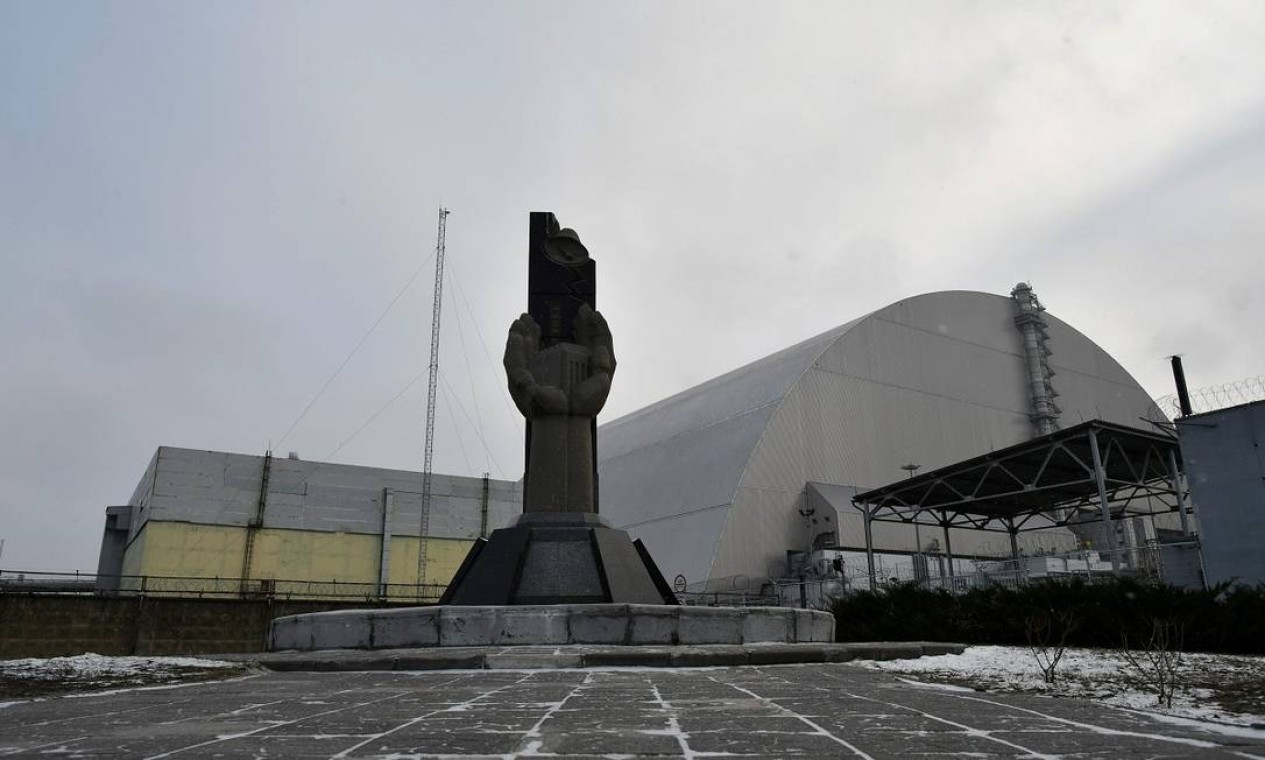 A fotografia mostra o enorme domo, construído sobre o lugar onde estava o reator de Chernobyl que explodiu em 1986. A nova proteção foi concluída em 2016 Foto: GENYA SAVILOV / AFP