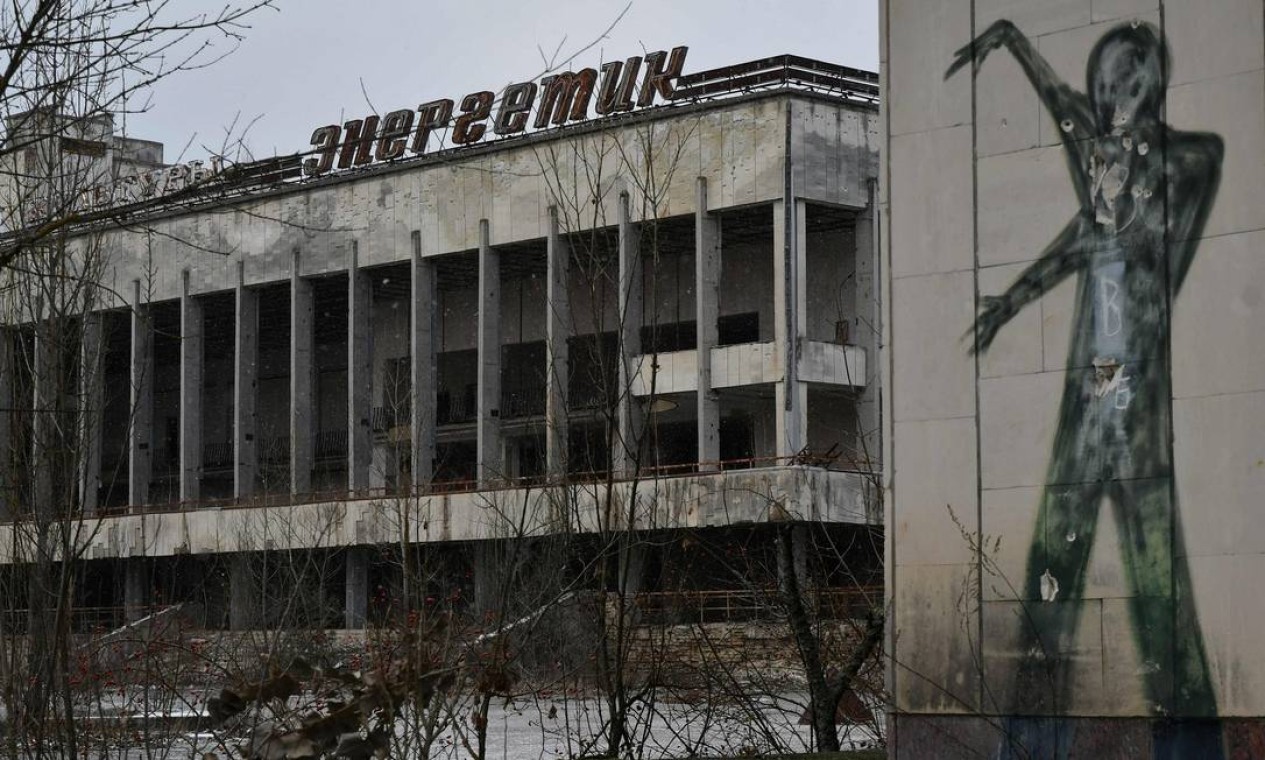 Prédio abandonado em Pripyat, a cidade que servia de base para os funcionários de Chernobyl Foto: GENYA SAVILOV / AFP