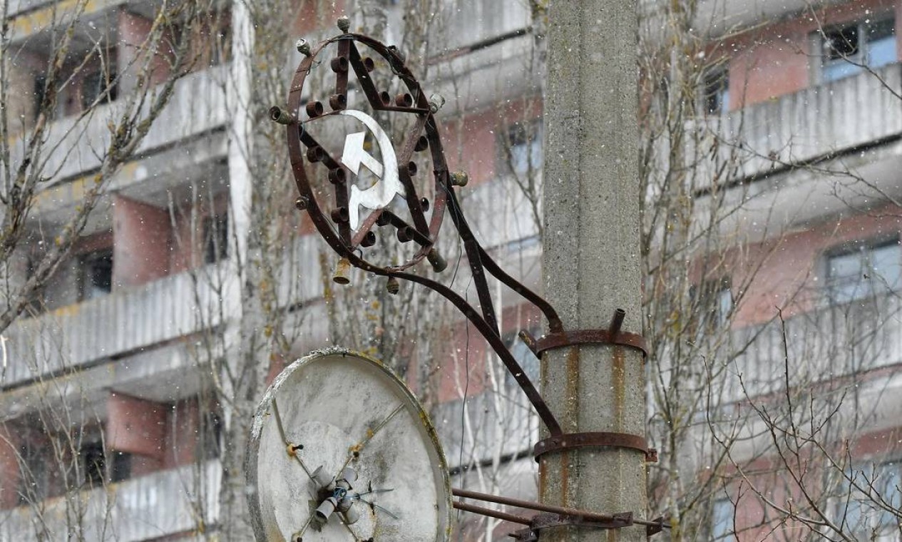 Um símbolo soviético resiste num poste em Pripyat Foto: GENYA SAVILOV / AFP