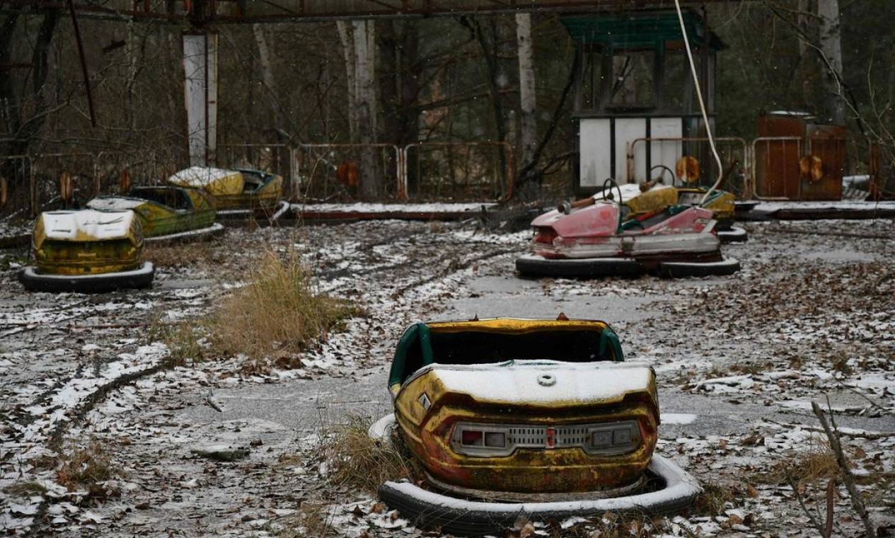 Os carrinhos de bate-bate abandonados no parque de diversões de Pripyat Foto: GENYA SAVILOV / AFP