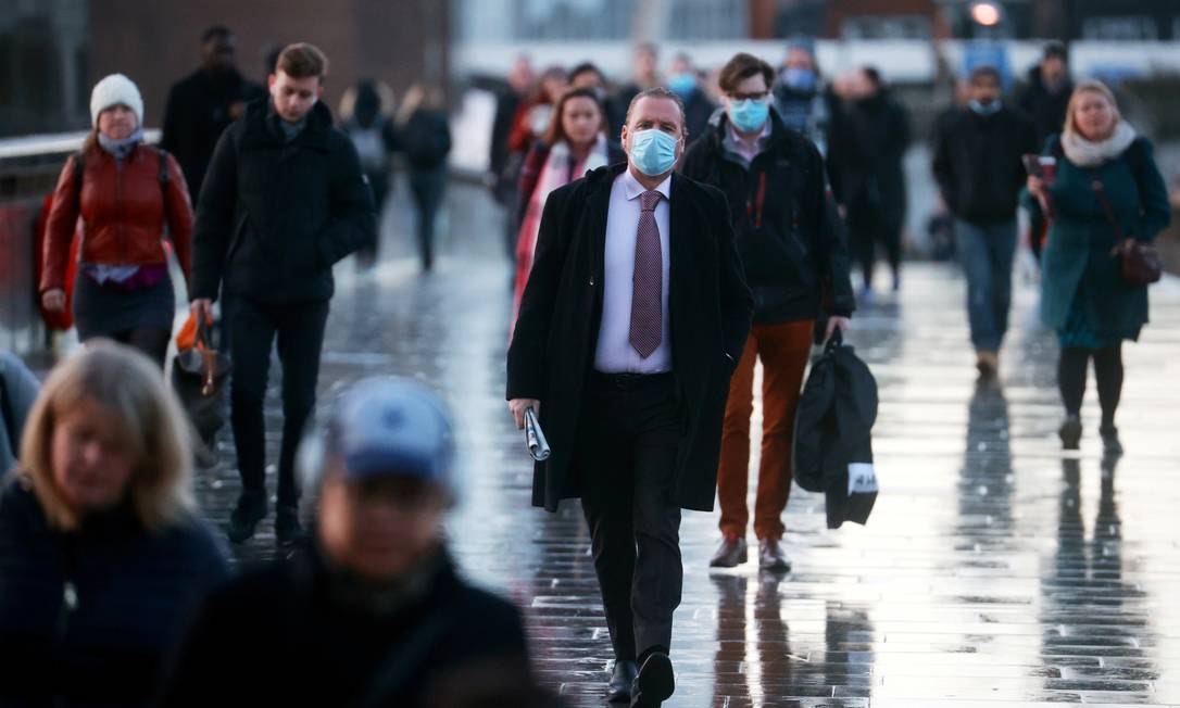 Pessoas caminham em Londres nesta terça-feira (15) Foto: HANNAH MCKAY / REUTERS