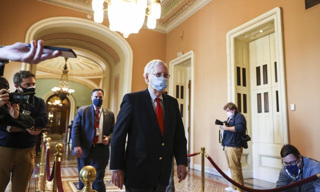 Mitch McConnell, líder do Senado, durante caminhada pelo Capitólio Foto: TASOS KATOPODIS / AFP