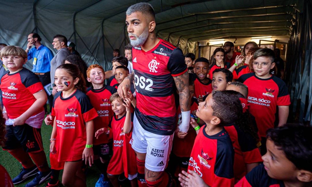 Estrela da equipe rubro-negra entra em campo acompanhado de várias crianças torcedoras do Flamengo Foto: PAULA REIS / Flamengo