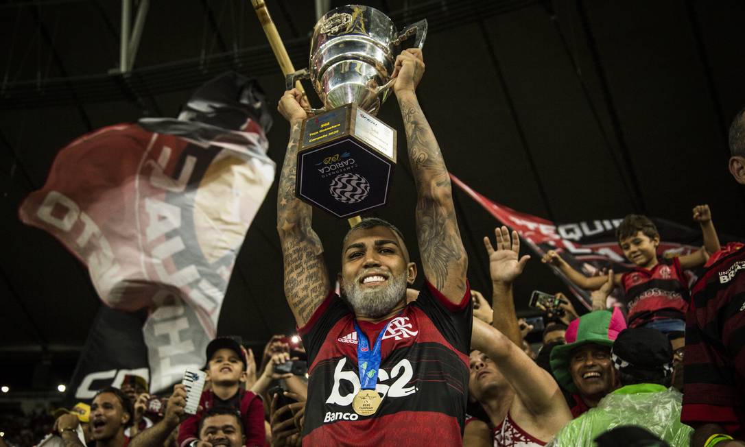 TAÇA GUANABARA - Gabigol ergue a Taça Guanabara de 2020, o primeiro turno do Campeonato Carioca Foto: Guito Moreto / Agência O Globo - 22/02/2020