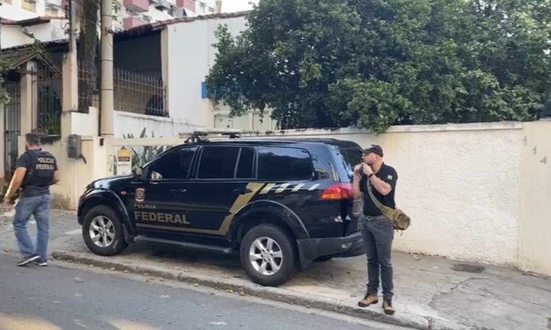 Agentes da PF em frente à casa de Rodrigo Neves Foto: Divulgação
