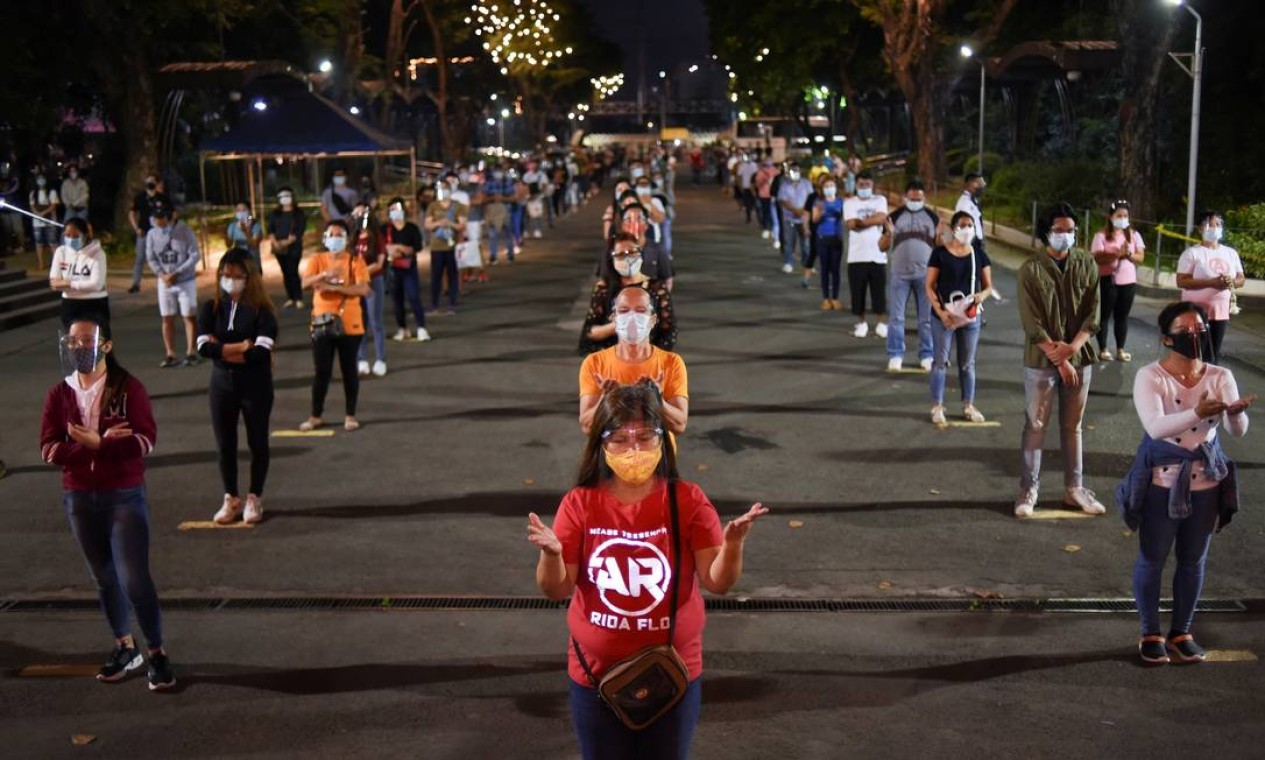 Pessoas usando máscaras e mantendo distanciamento participam da primeira missa de novena de nove dias do Santuário Nacional de Nossa Senhora do Perpétuo Socorro, na cidade de Paranaque, Metro Manila, Filipinas Foto: LISA MARIE DAVID / REUTERS