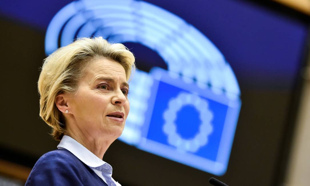 A presidente da Comissão Europeia, Ursula von der Leyen, em discurso ao Parlamento Europeu nesta quarta-feira (16) Foto: POOL / REUTERS