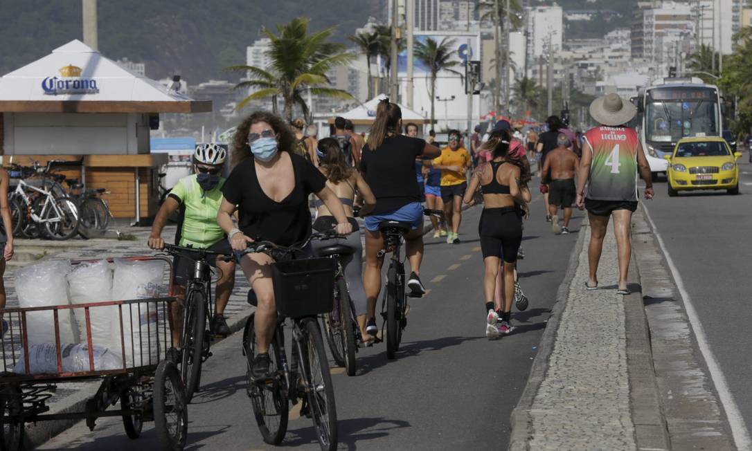 Orla de Ipanema, nesta terça-feira: muita gente no calçadão, nem todos com máscaras Foto: Custódio Coimbra em 15-12-2020 / Agência O Globo