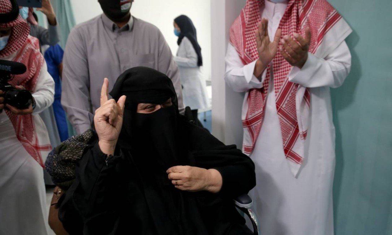 Mulher saudita comemora após receber a primeira dose da vacina contra o novo coronavírus, em Riade, Arábia Saudita Foto: AHMED YOSRI / REUTERS