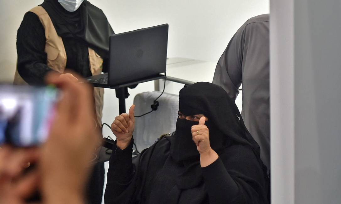 Saudi woman celebrates after receiving the first dose of the vaccine against the new coronavirus in Riyadh, Saudi Arabia Photo: FAYEZ NURELDINE / AFP