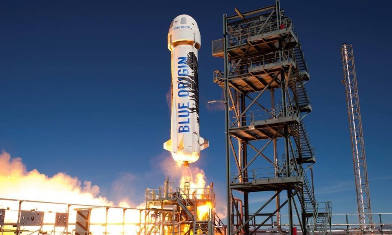 A Blue Origin, de Bezos, usou um foguete reutilizável, o New Shepard, para chegar ao espaço. O voo, realizado na terça-feira, dia 20 de julho, foi o primeiro da empresa com passageiros e sem piloto. Foto: Divulgação