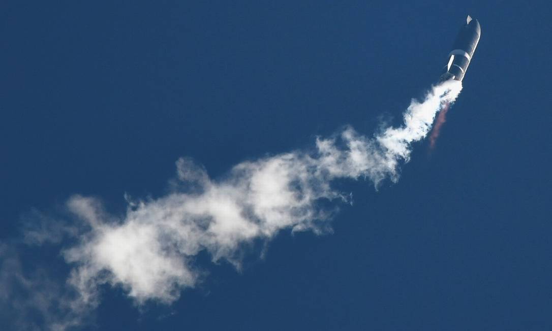 O foguete Starship SN8, da SpaceX, em voo no teste do início de dezembro de 2020 Foto: GENE BLEVINS / REUTERS