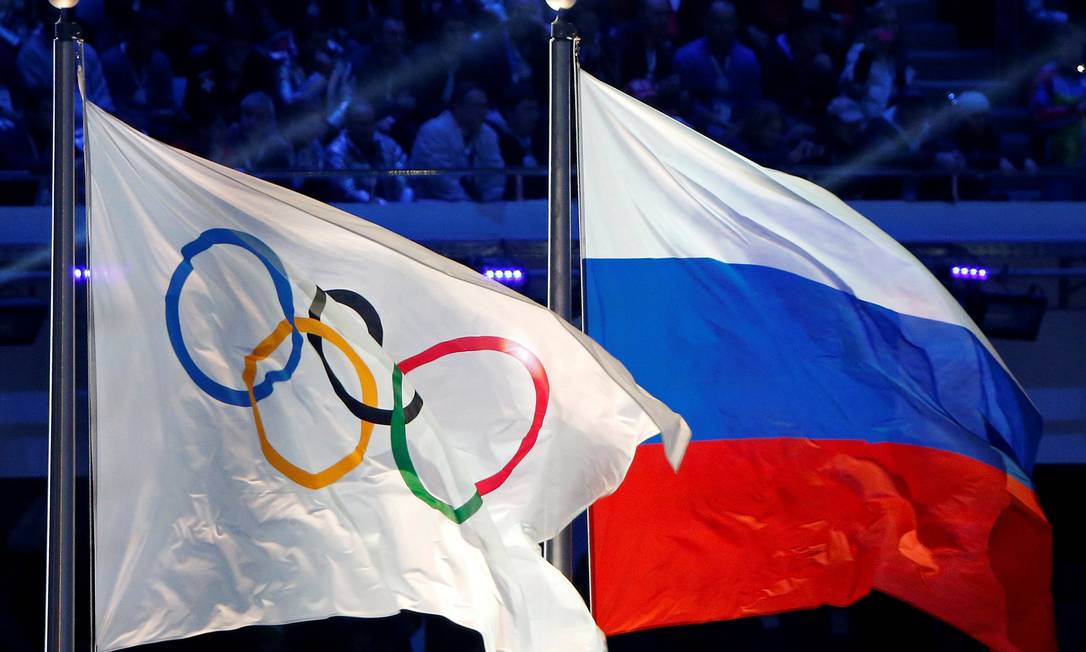 Bandeira da Rússia ao lado da bandeira Olímpica Foto: Jim Young / Reuters