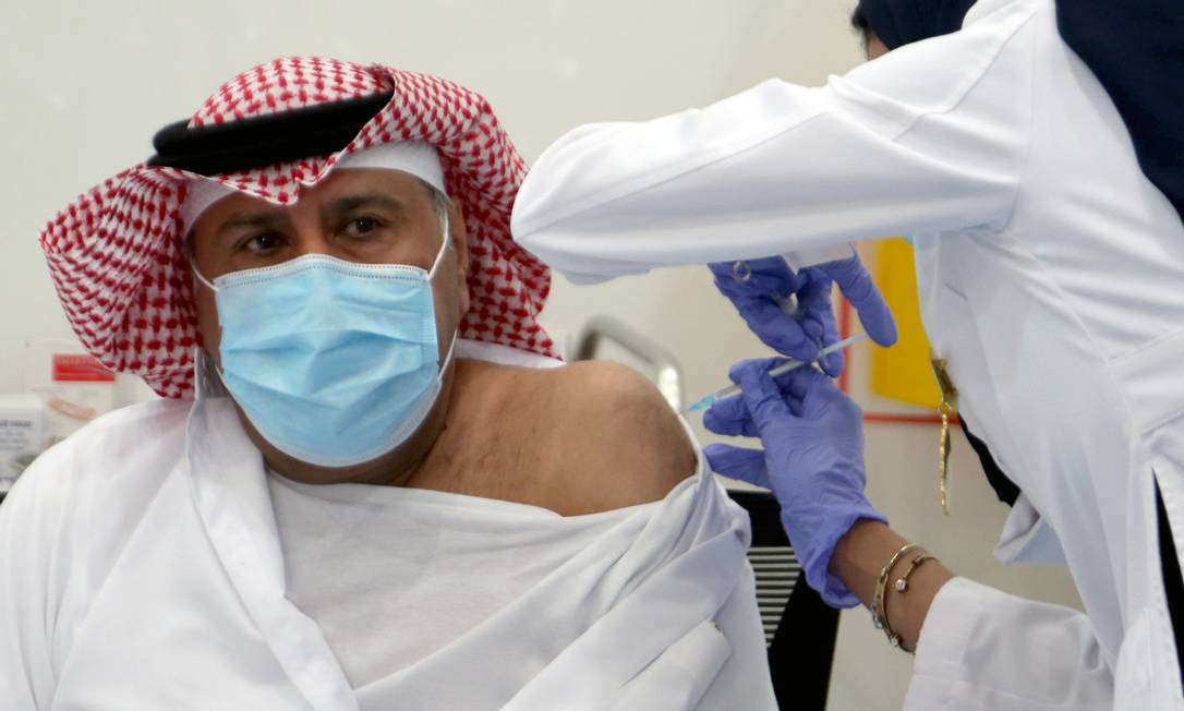Homem é imunizado em posto de vacinação na capsital da Arábia Saudita, Riad, nesta quinta-feira (17) Foto: AHMED YOSRI / REUTERS