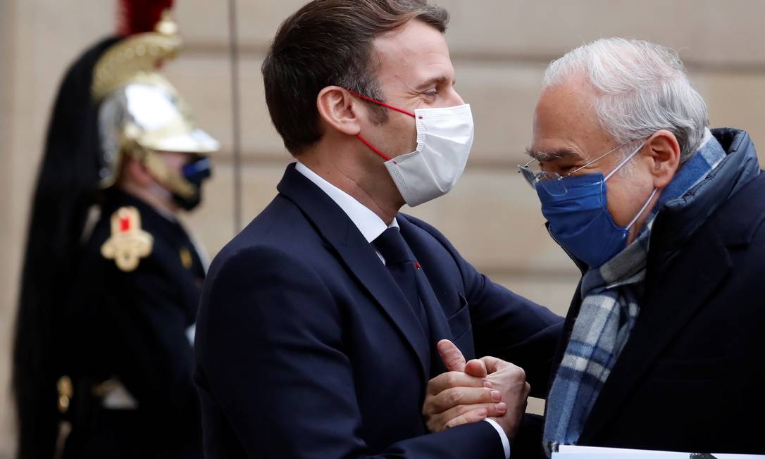 Macron apertou a mão de Gurría e o puxou para um abraço no almoço dos 60 anos da OCDE, na segunda-feira Foto: CHRISTIAN HARTMANN / REUTERS