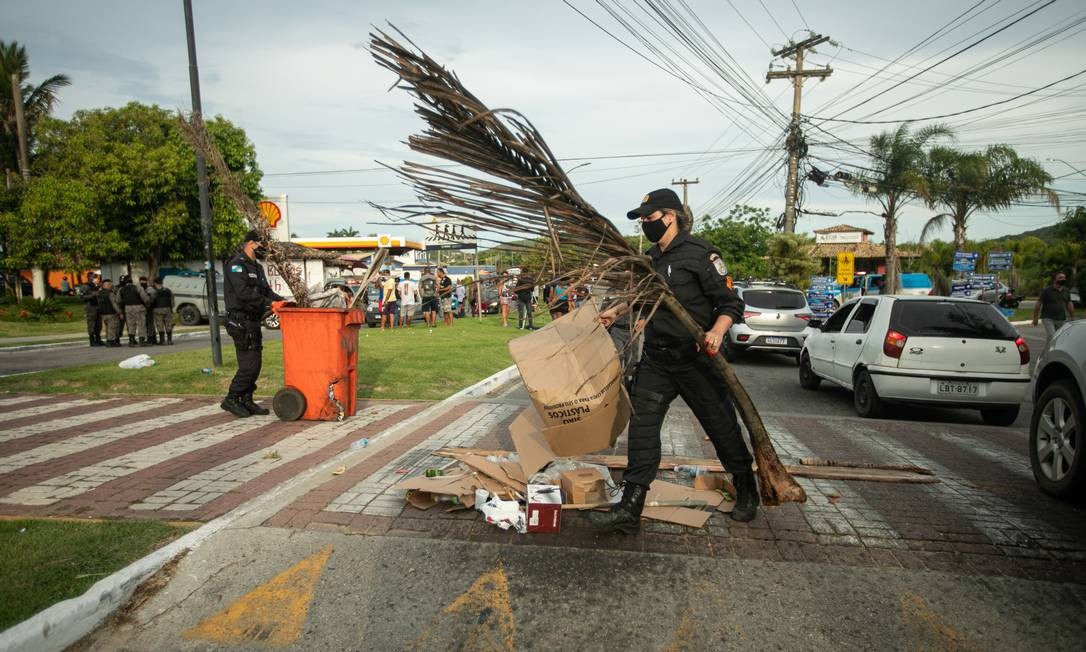Policial retira uma barricada montada por manifestantes Foto: Brenno Carvalho / Agência O Globo