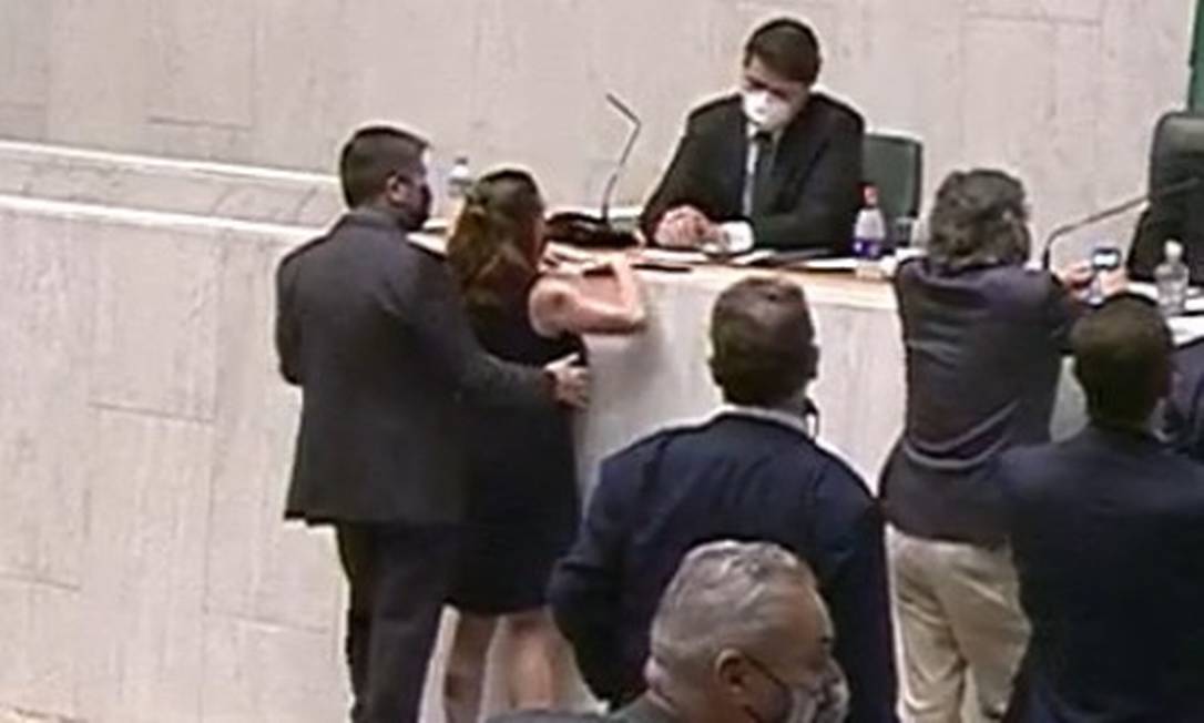 Momento em que a deputada Isa Penna é assediada pelo deputado Fernando Cury no plenário da Alesp Foto: Divulgação/ Alesp