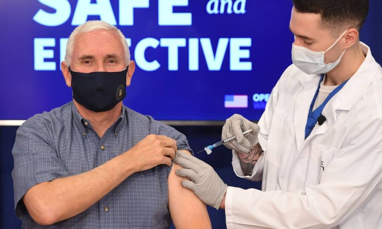 Vice-presidente dos Estados Unidos, Mike Pence, é vacinado contra o coronavírus em Washington Foto: SAUL LOEB / AFP - 18/12/2020