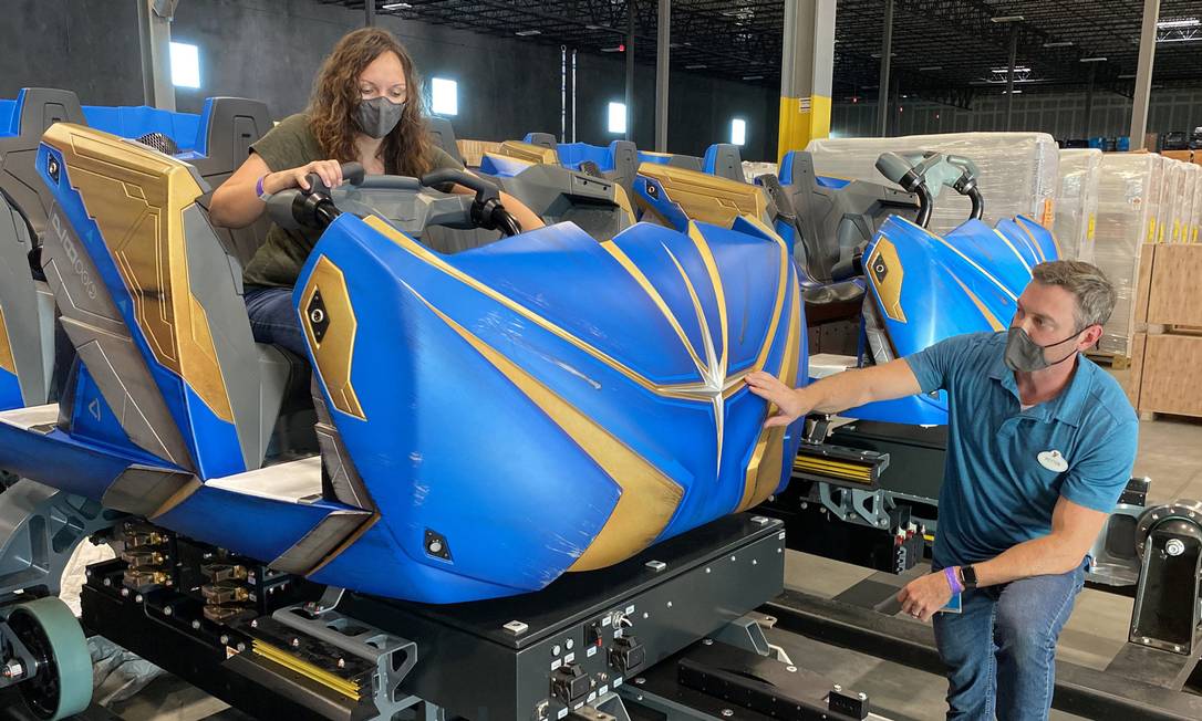 Funcionários da Disney Parks inspecionam os carrinhos da montanha-russa Guardians of the Galaxy: Cosmic Rewind, que será aberta no EPCOT em 2021 Foto: Disney Parks / Divulgação