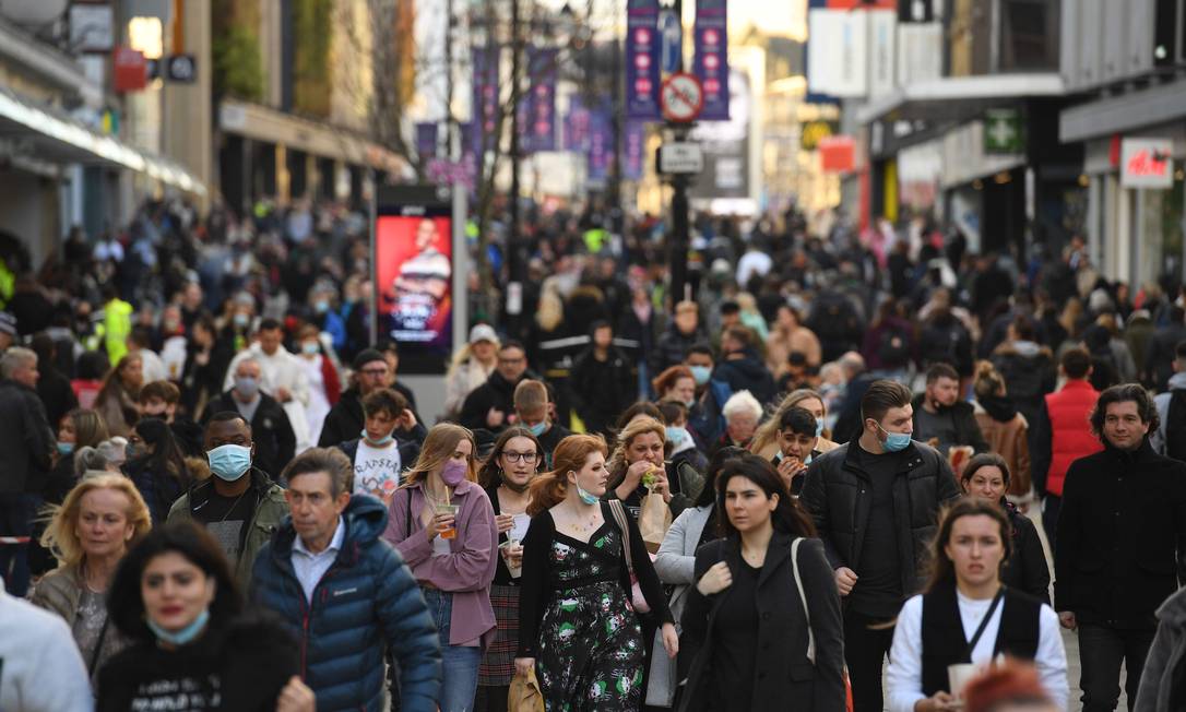 Compradores e pedestres lotam a Northumberland Street em Newcastle-upon-Tyne, no nordeste da Inglaterra, no último sábado antes do Natal. Foto: OLI SCARFF / AFP