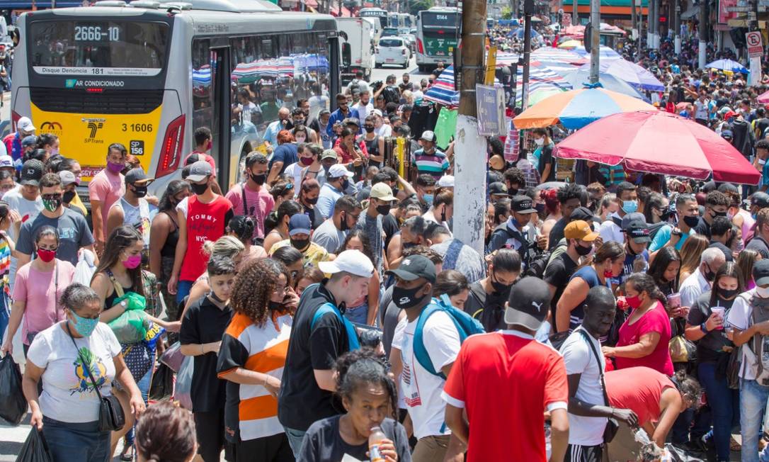 Consumidores ignoram Covid-19 e lotam ruas de comércio popular em SP a  poucos dias do Natal - Jornal O Globo