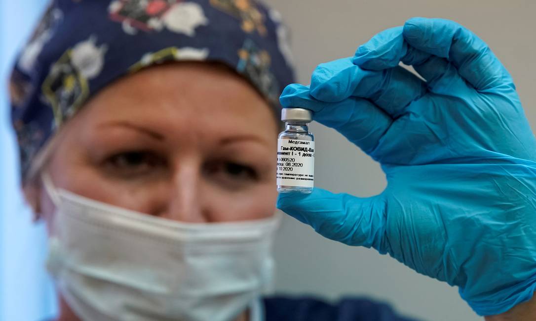 Enfermeira segura ampola da vacina russa Sputnik-V Foto: Tatyana Makeyeva / REUTERS