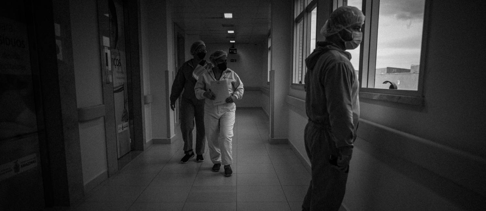 Profissionais da área de saúde com equipamentos de proteção contra a Covid-19 atendem no Hospital Delphina Aziz, na Zona Norte de Manaus. Foto: Raphael Alves / Agência O Globo