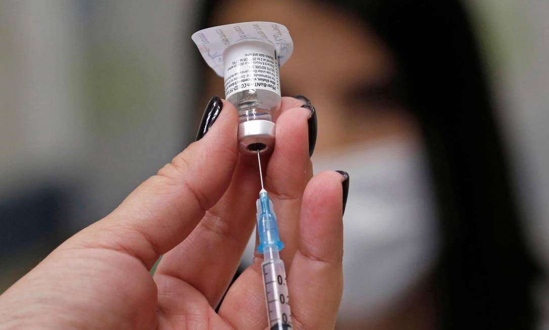 Vacina da Pfizer é preparada para aplicação em Israel Foto: GIL COHEN-MAGEN / AFP
