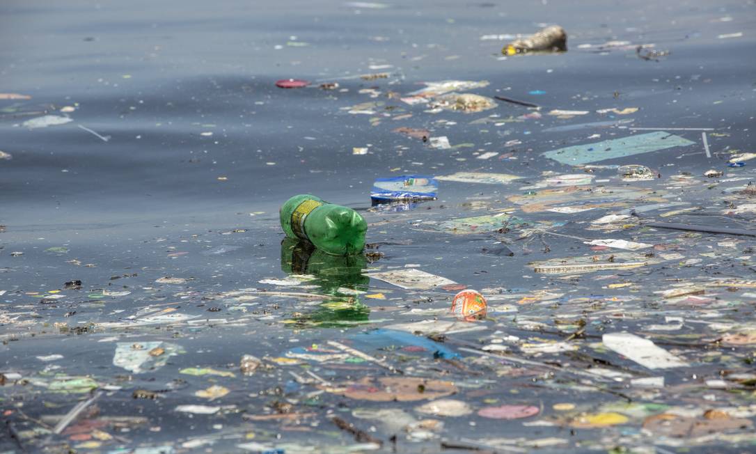 Lixo plástico na Baía de Guanabara: detritos chegam ao litoral através de córregos, falhas no sistema de drenagem e descarte inadequado do setor industrial Foto: Divulgação/Ricardo Gomes/Instituto Mar Urbano