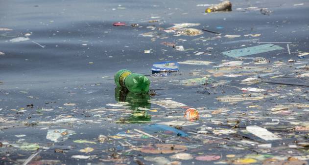 Poluição por plástico: a cidade sufocada por 17 mil toneladas de resíduos -  BBC News Brasil